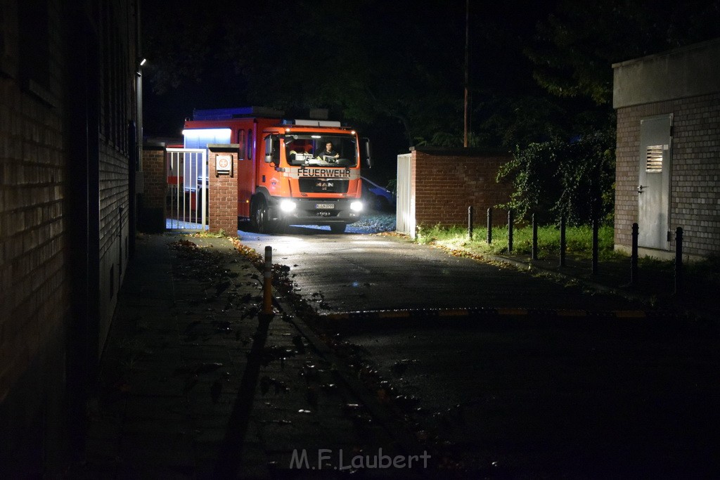 Feuer Matratze wo ein Obachloser drauf geschlafen hat Koeln Muelheim Steegerstr P04.JPG - Miklos Laubert